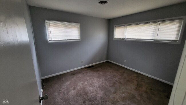 Building Photo - 4940 Leone Dr