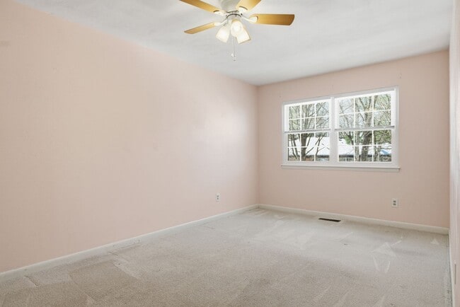 Building Photo - Two-Bedroom Townhouse Near Bus Line – Pet Friendly