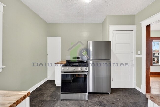 Building Photo - Beautiful Two Bedroom Lower Unit! Available NOW!!