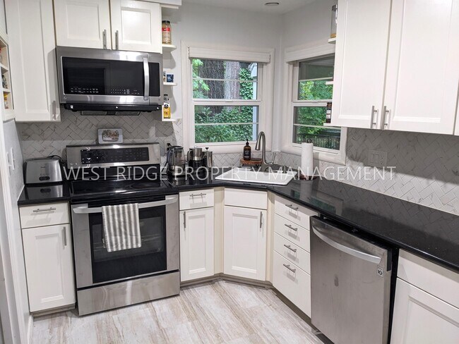 Building Photo - 1670 SW Highland Pkwy