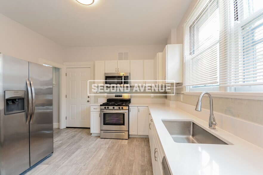 Building Photo - 3983 Lovell Ave