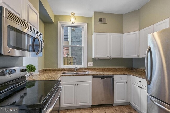 Building Photo - 145 D St SE