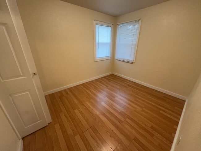 Building Photo - Pet-friendly 3 Bedroom 1 Bath Home close to the Beach!