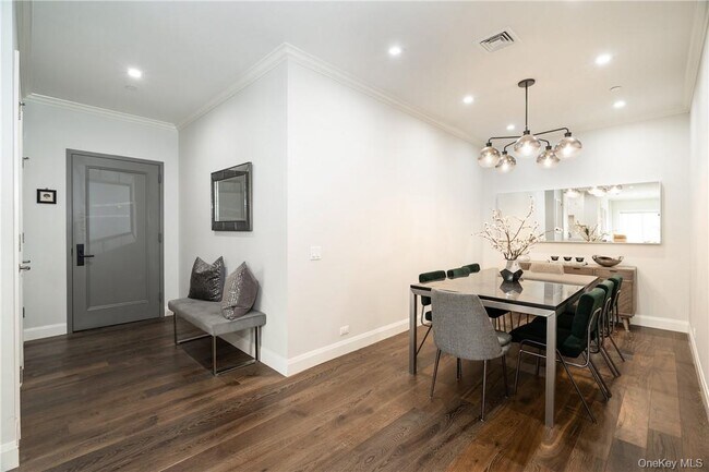 Building Photo - 100 Main St