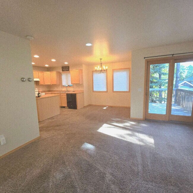 Building Photo - 2 Bedroom 2.5 bathroom near Golf Course