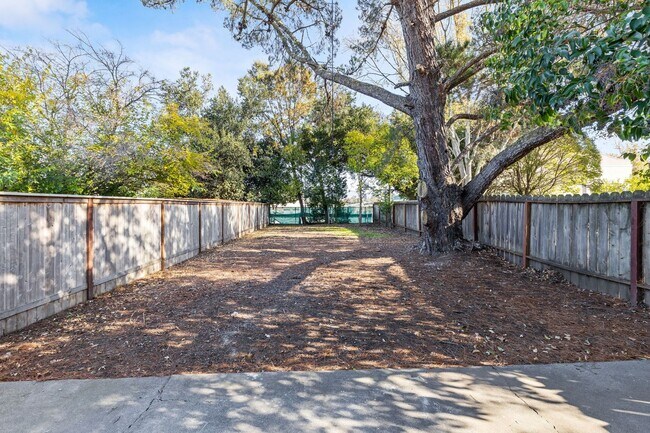 Building Photo - 400-402 Underhill Drive