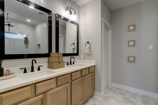 Building Photo - 10934 Brambling Wood Dr