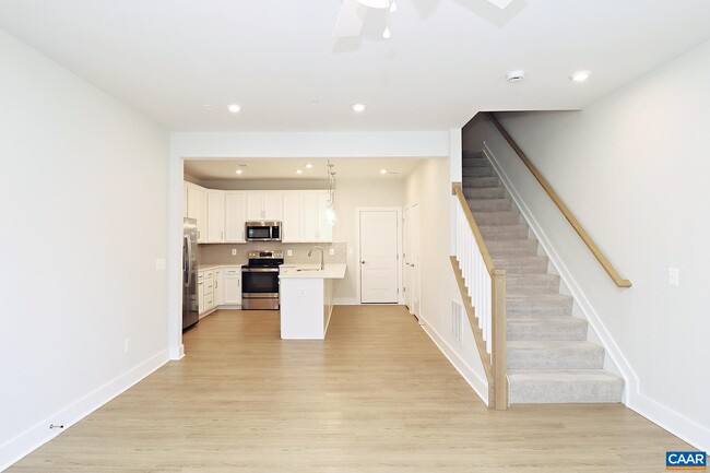 Building Photo - 825 Wesley Ln