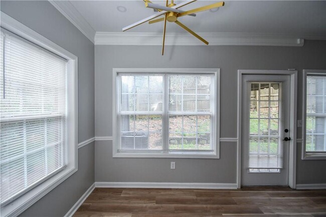 Building Photo - 3338 Sims St