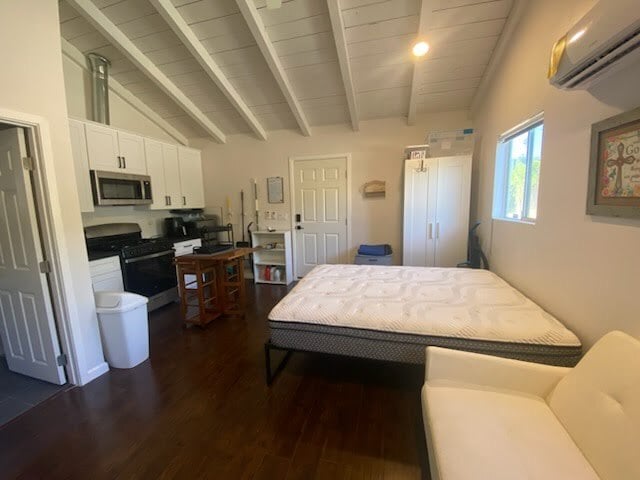 Building Photo - 18747 Schoenborn St