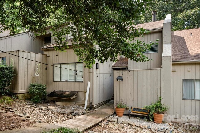 Building Photo - 222 Riverview Terrace