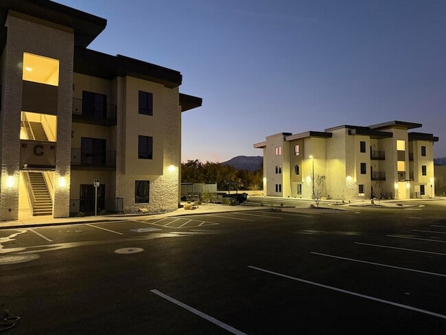 Building Photo - 983 W State St