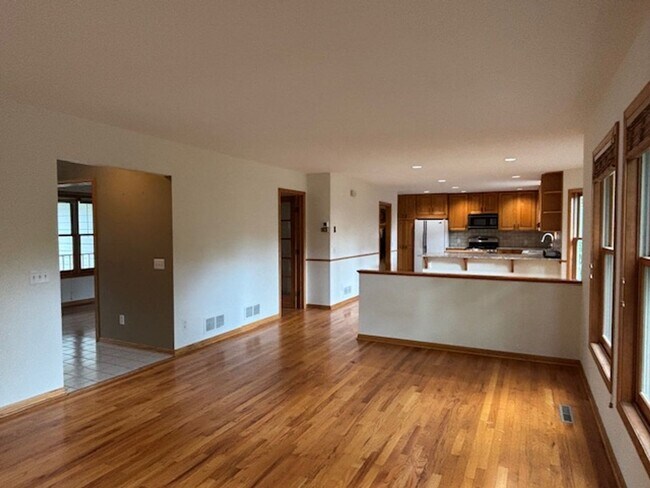 Building Photo - Spacious 4 BR/4 BA Single-Family Home in a...