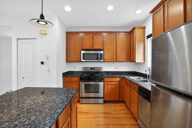 Building Photo - Charming 2BR Townhome in Chicago
