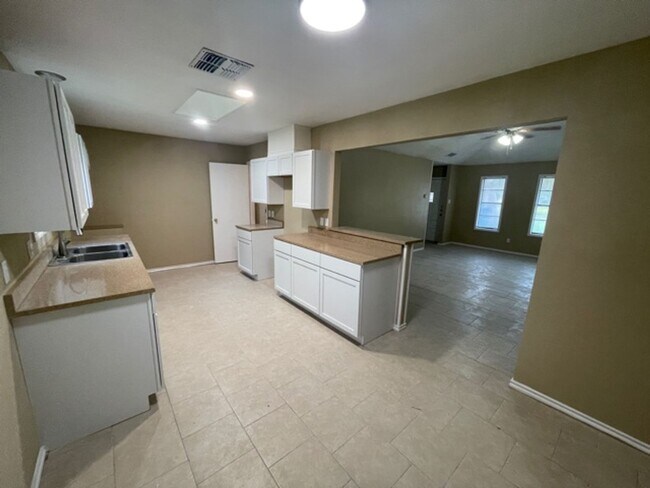 Building Photo - 3 bedroom 2 bathrooms
