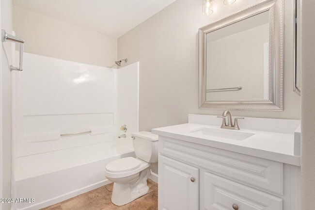Building Photo - Immaculate Lakewood Community Condo