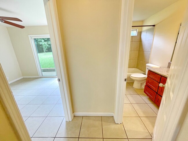 Building Photo - Spacious 1-Bedroom Ground Floor Unit in So...