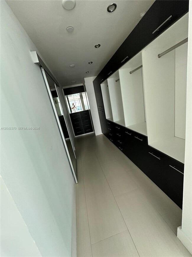 Building Photo - 900 Biscayne Blvd