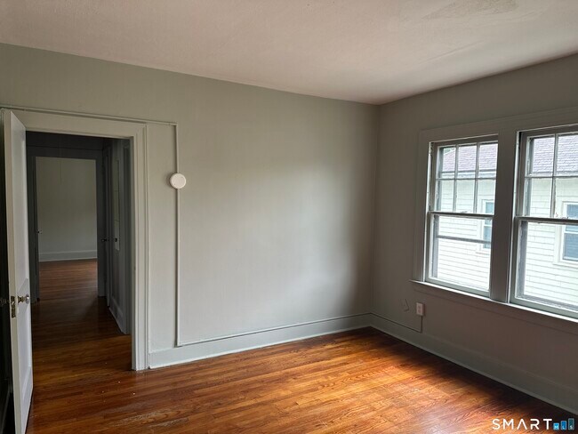 Building Photo - 35 Woodmere Rd