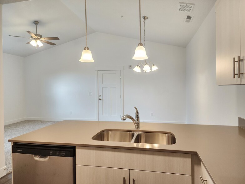 Building Photo - 4735 S Alder Dr