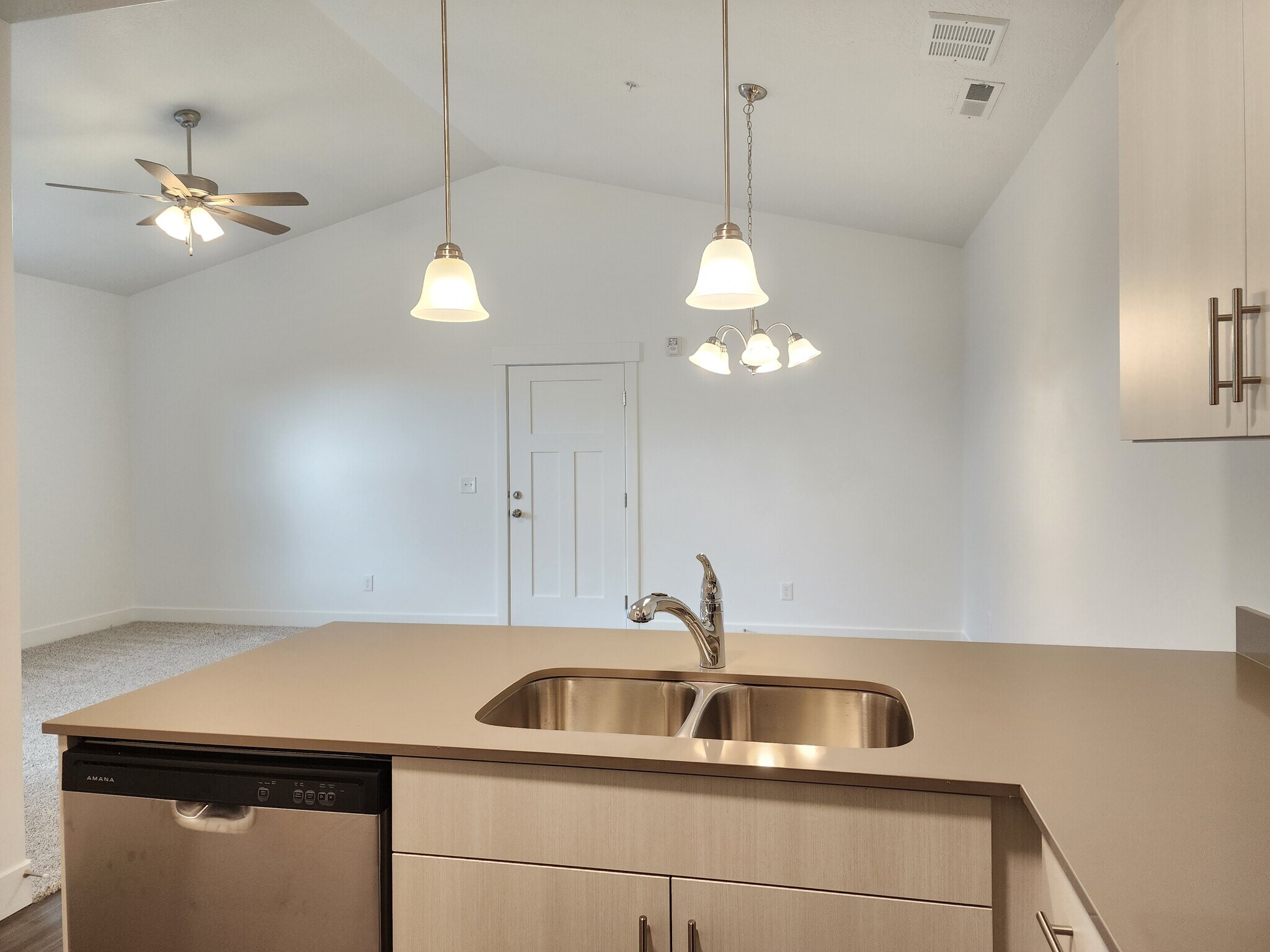 Building Photo - 4735 S Alder Dr