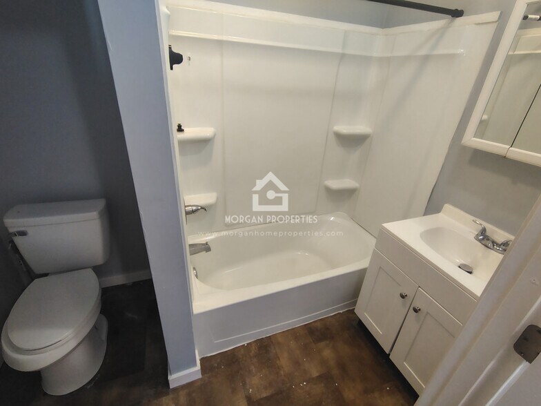 Building Photo - 1001 W 1st St