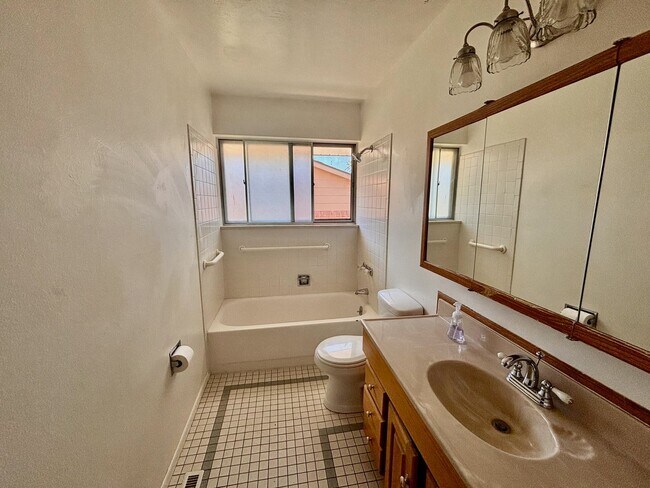 Building Photo - Spacious 4-Bedroom Home in Central Colorado Springs