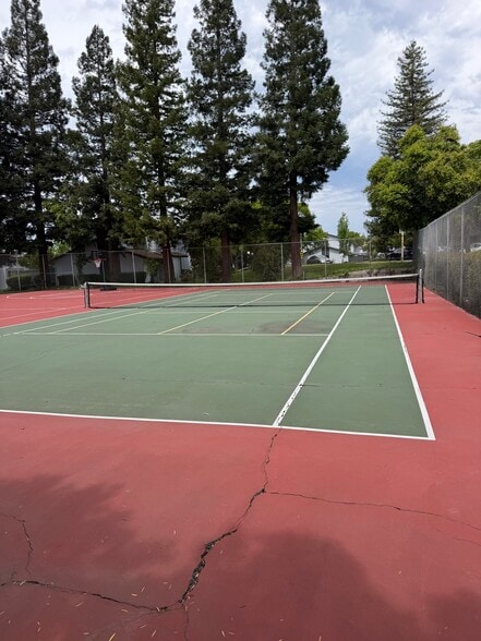 Tennis court - 5128 Greenberry Dr