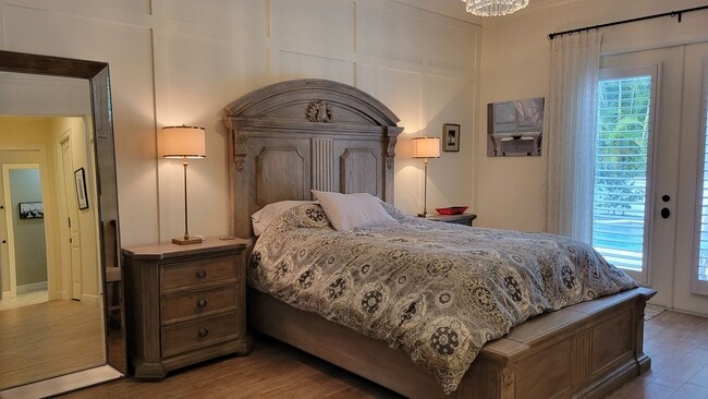 Building Photo - Seasonal stunning 5/5 pool home west of trail near Siesta Key!