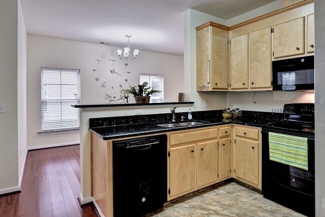 Building Photo - Spacious 3 Bedroom 2.5 Townhome Near Fort Eustis - Granite Kitchen & Fenced In Backyard