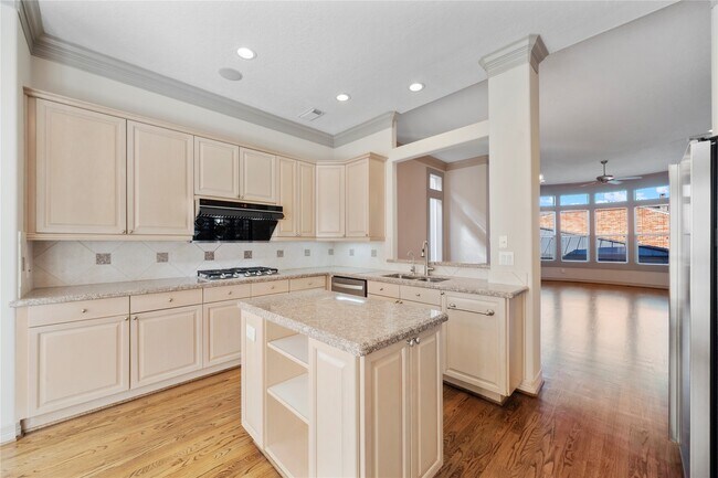 Building Photo - 1515 Hyde Park Blvd