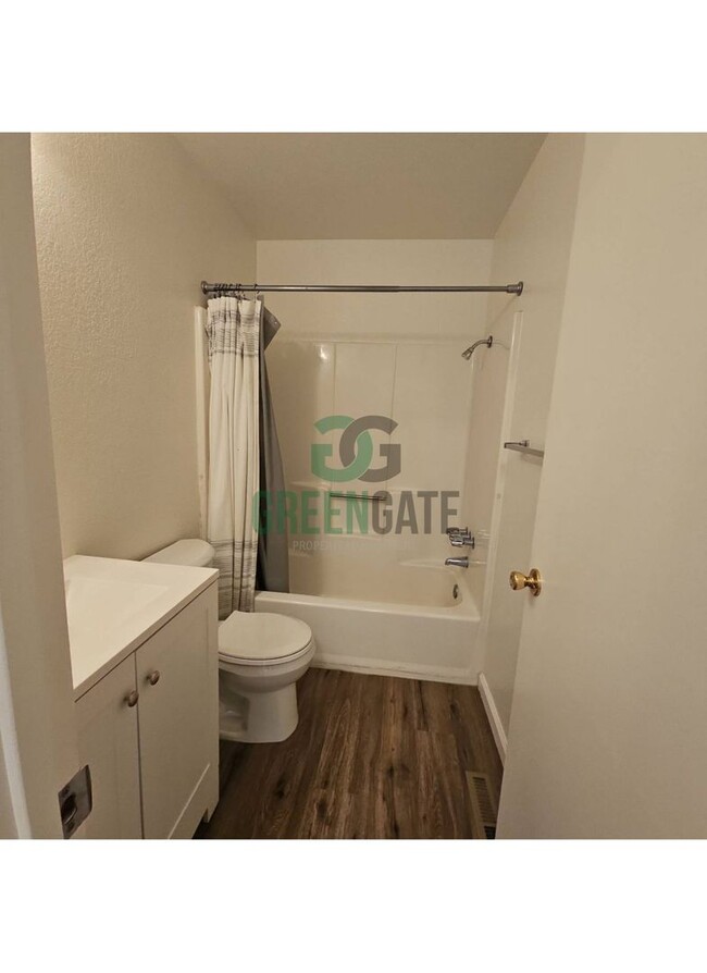 Building Photo - Beautiful 3 BEDROOM 2.5 BATH HOME IN MODES...