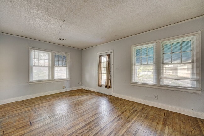Building Photo - 731 S Rockford Ave