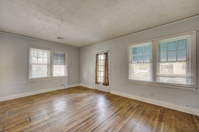 Building Photo - Beautiful half duplex available September in the Pearl District!