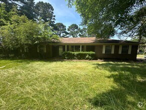 Building Photo - Introducing a charming 3-bedroom, 2-bathro...