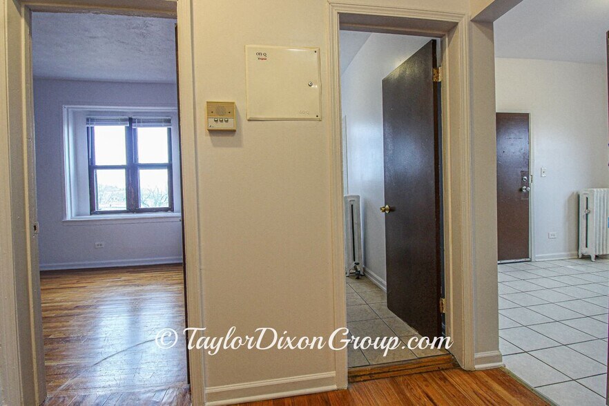 Building Photo - 4033 W Gladys Ave