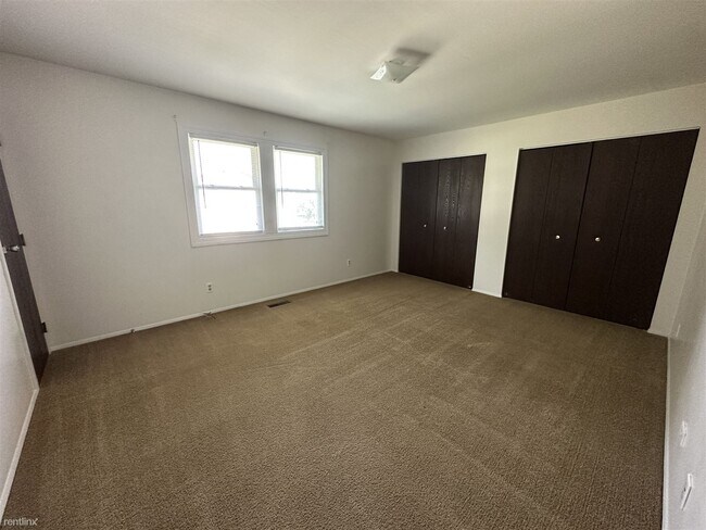 Building Photo - 2 br, 1.5 bath Townhome - Longfellow Townh...