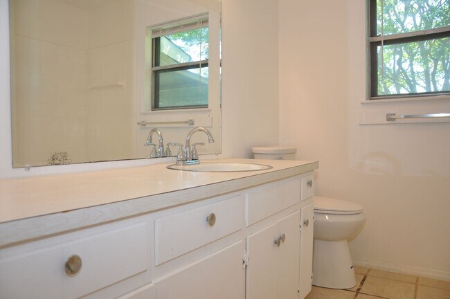 Building Photo - 2 Bedroom 1 Bath 1 Car Garage in Heart of ...