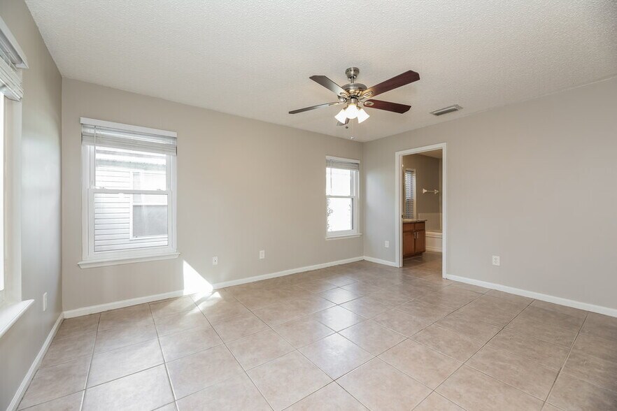 Building Photo - 14444 Woodfield Cir N