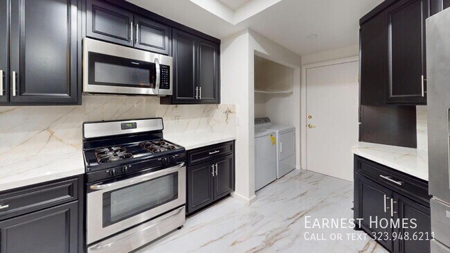 Building Photo - 6628 N Clybourn Ave