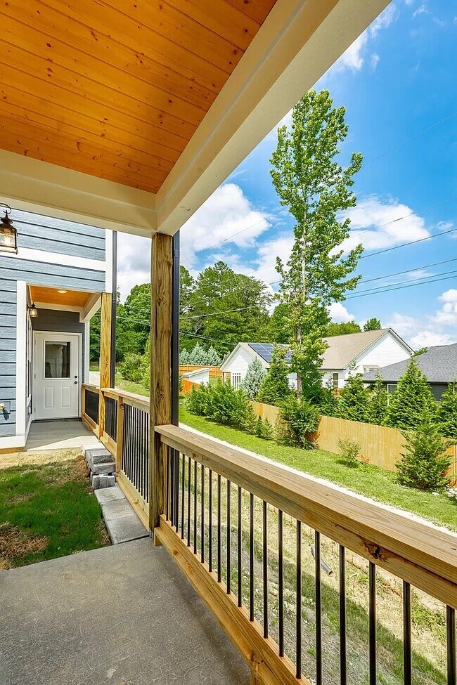 Building Photo - 5562 Stream Ln