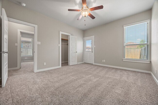 Building Photo - Beautiful 3 Bedroom Duplex Located in New ...