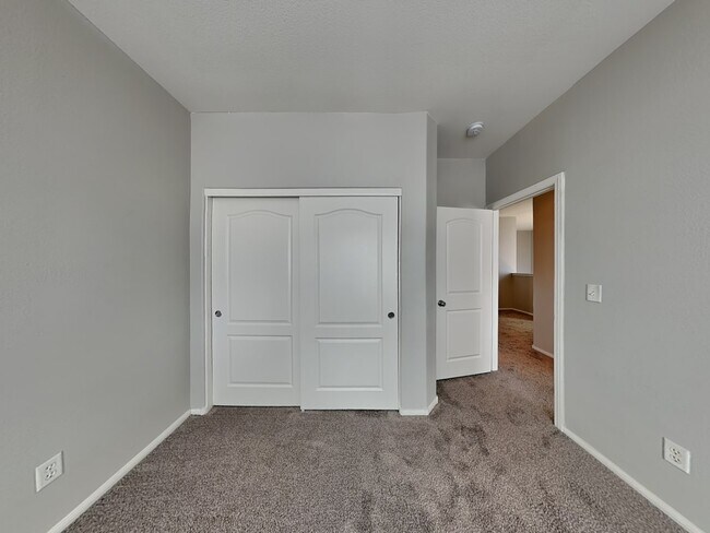 Building Photo - 720 Easter Lily Pl