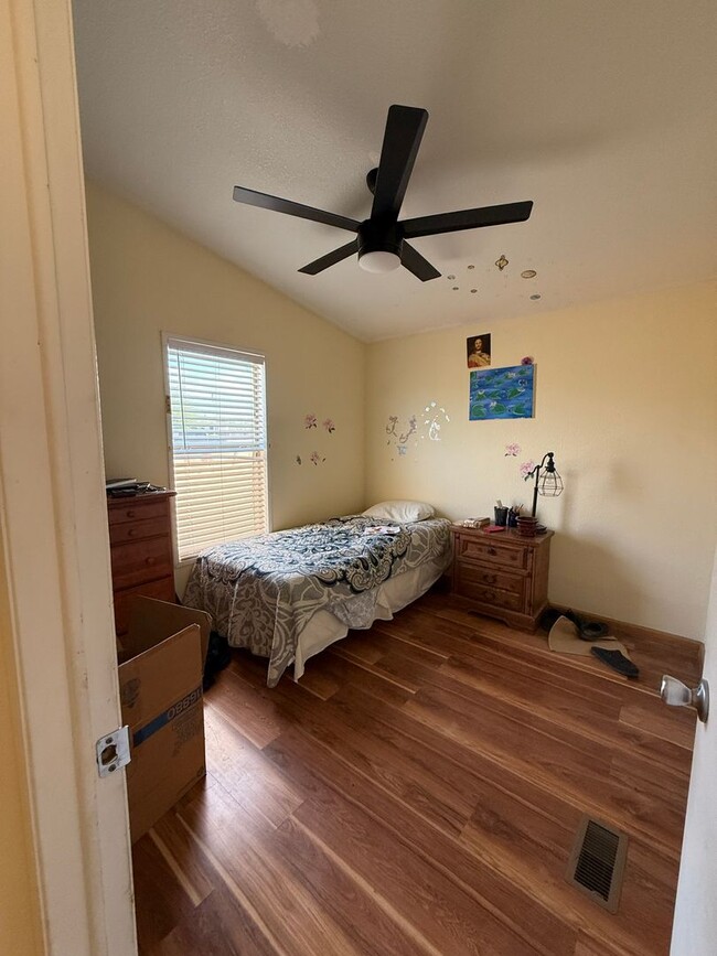 Building Photo - Charming 3-bedroom, 2-bathroom manufacture...