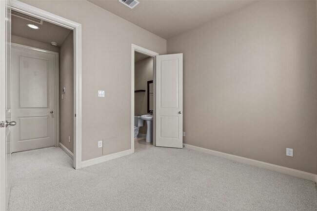 Building Photo - 9636 Knight Rd