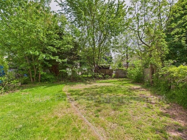 Building Photo - 84 E Mapledale Ave