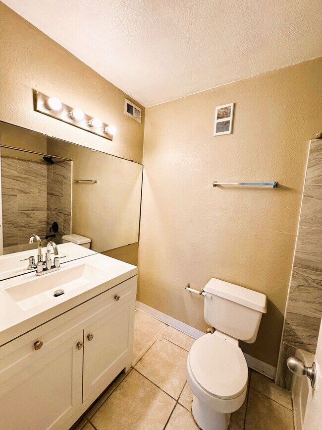 Building Photo - 4760 Walden Cir