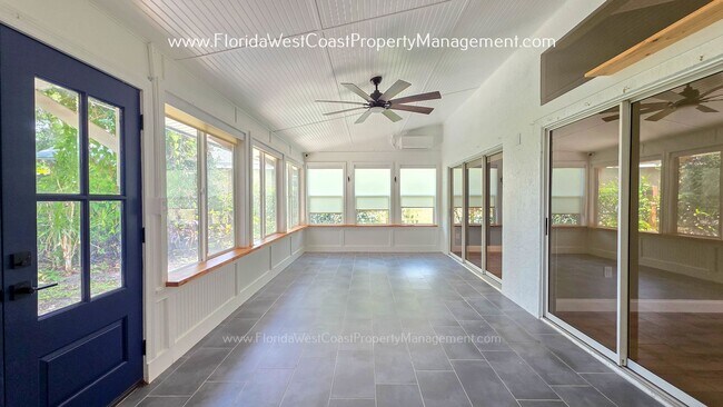 Building Photo - IMPRESSIVE 3 BEDROOM/2 BATH SARASOTA HOME! SUPER LOCATION! PET FRIENDLY!