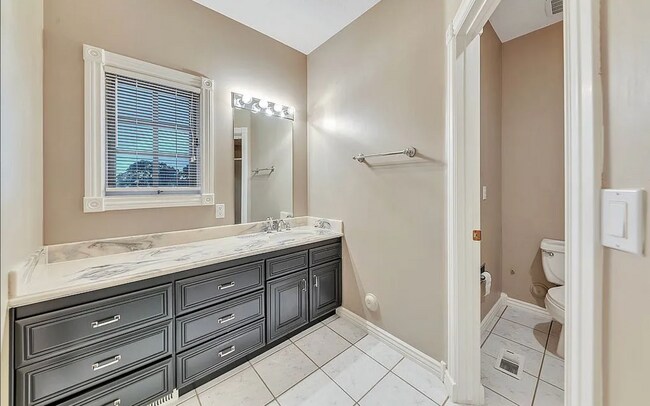 Building Photo - Garden Level in Luxury Home Available May 1st