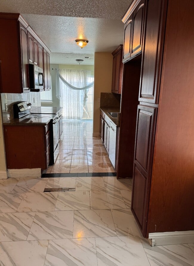 Building Photo - Tracy 4 Bedroom 2 Bathroom Home with a pool